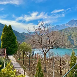 Lakeview Escape , Koman Albanie